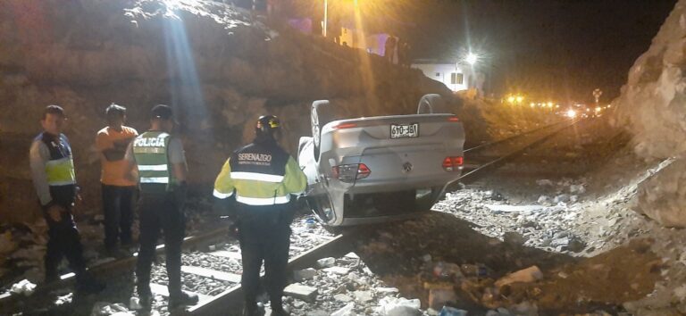 Vehículo se despista y cae a la línea del tren en Villa Lourdes