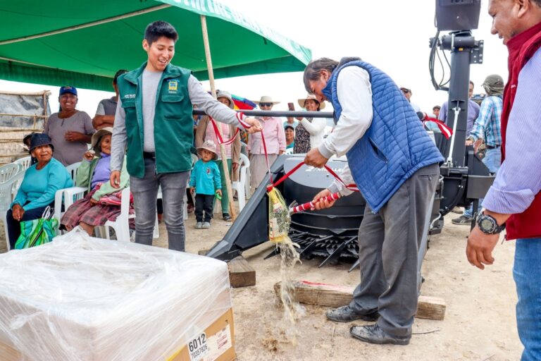Agricultores de Alto Possco recibieron maquinaria cosechadora de forraje