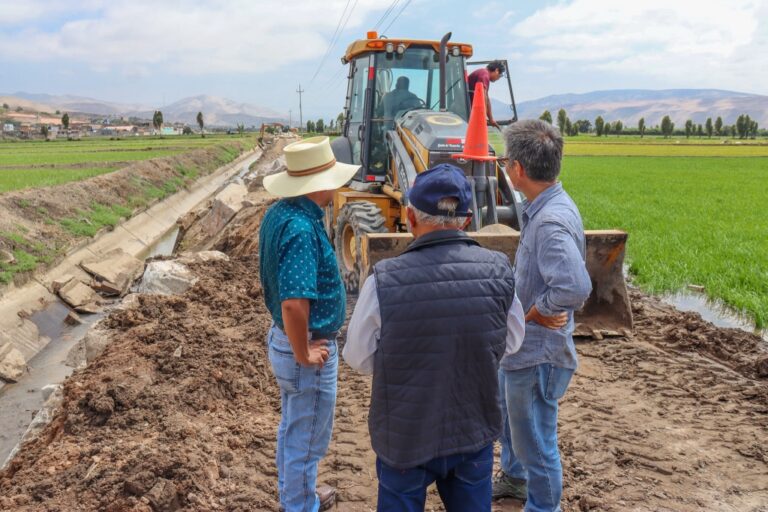 Autoridades atienden derrumbe en canal en el sector de Bustíos