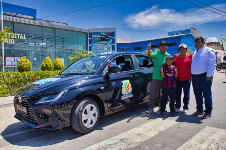 Municipio de San Antonio entrega automóvil a contribuyente puntual