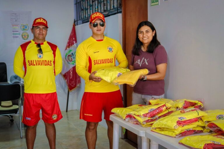 Veinticinco salvavidas de Mejía reciben indumentaria de la municipalidad