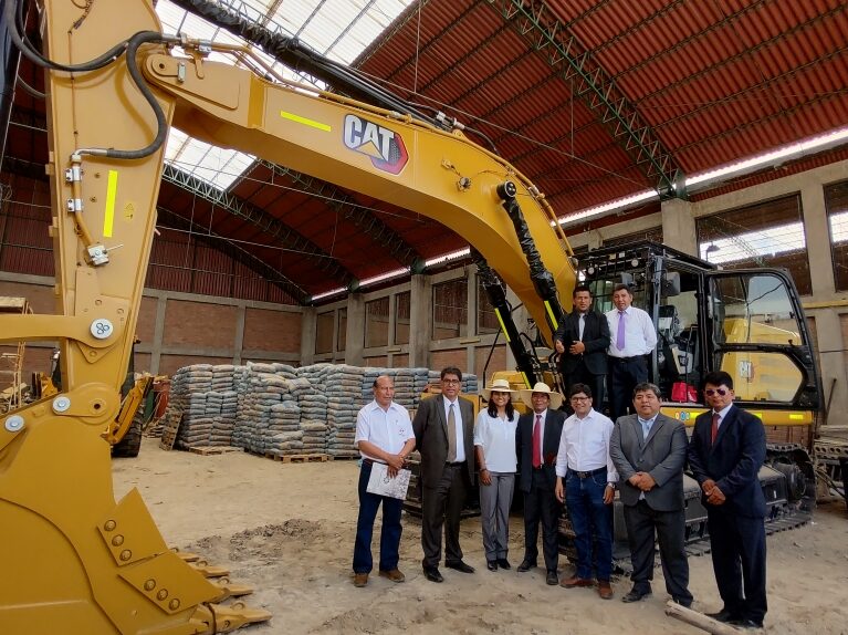 GRA formalizó entrega de maquinaria amarilla para la provincia de Islay