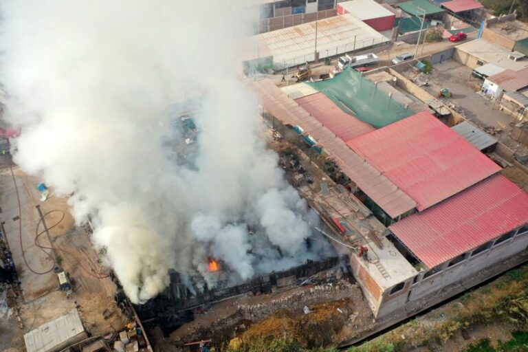 Moquegua: tres vehículos incinerados en incendio de almacén informal