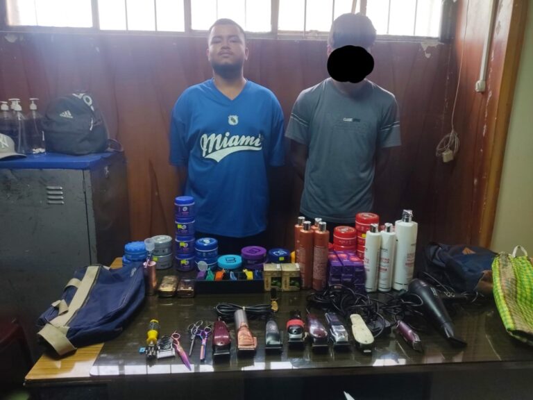 Divincri intervino: Dos jóvenes caen con productos robados de una barbería