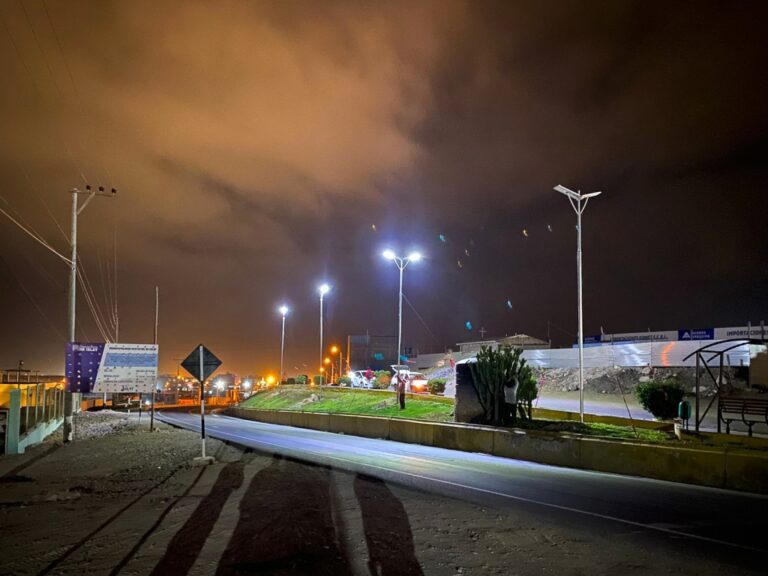 Instalan 61 postes tipo LED con paneles solares en Matarani