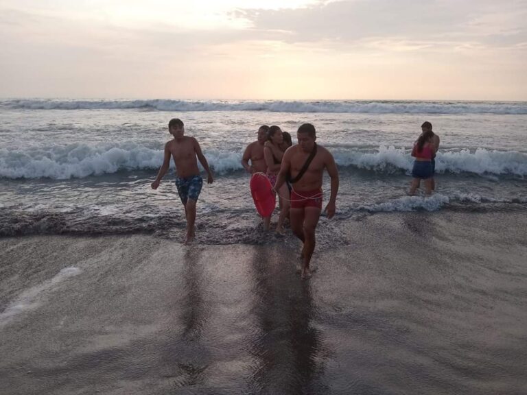 Bañistas fueron rescatados de morir en Ilo