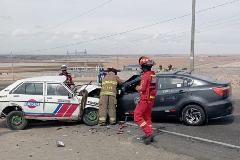 Cuatro heridos de gravedad dejó choque frontal en la vía Arequipa-Matarani
