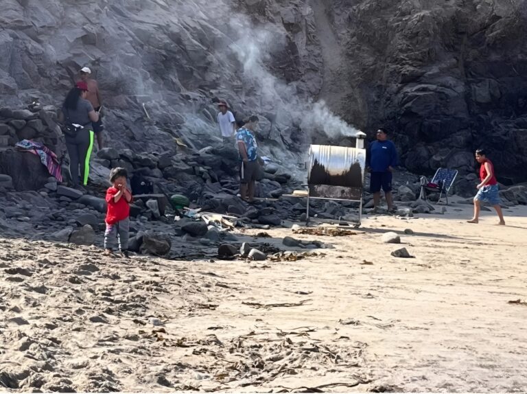 Increíble: Familia cocina en cilindro parrillero en plena playa Catarindo