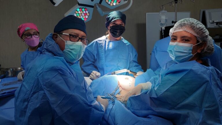 Realizan exitosa cirugía oncoplástica contra el cáncer de mama en el Hospital Honorio Delgado