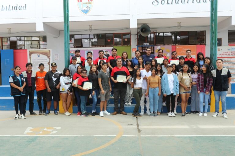 Clausuran Academia Pre Universitaria Municipal en Islay-Matarani