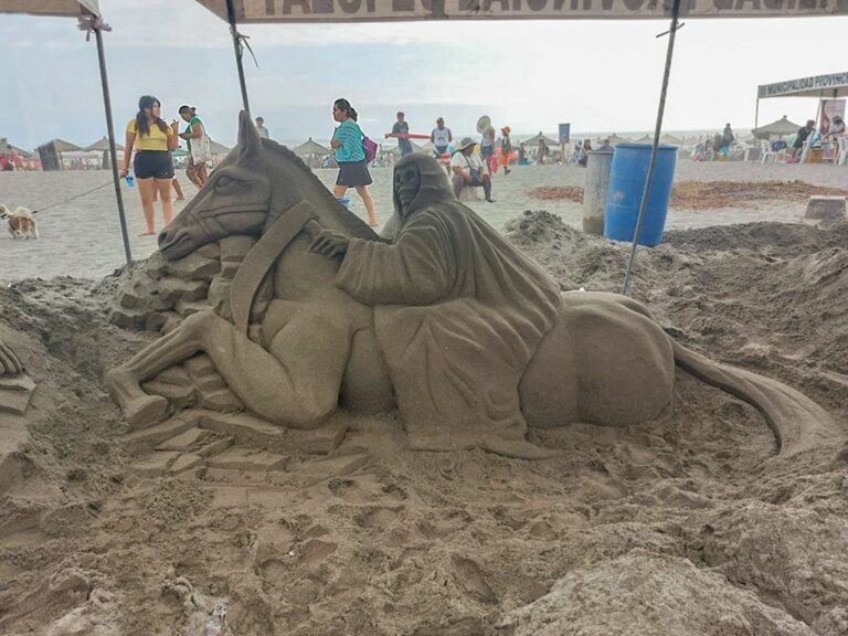 Jorge Chambi ganó concurso de esculturas en arena en Mollendo