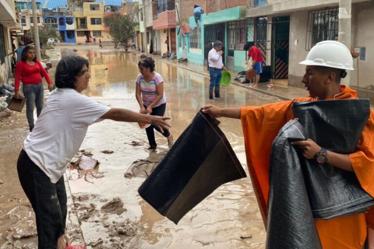Declaran estado de emergencia en 96 distritos de 15 regiones por intensas lluvias