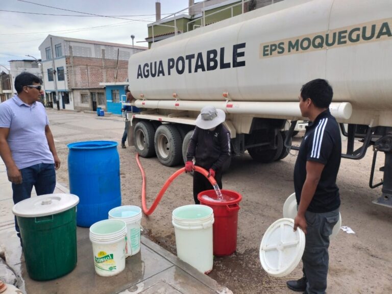 EPS Moquegua entregó 30 tancadas de agua potable a la municipalidad de Samegua