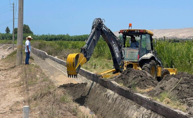 Ale Cruz inspecciona trabajo de maquinaria amarilla en canales de agua del Valle de Tambo