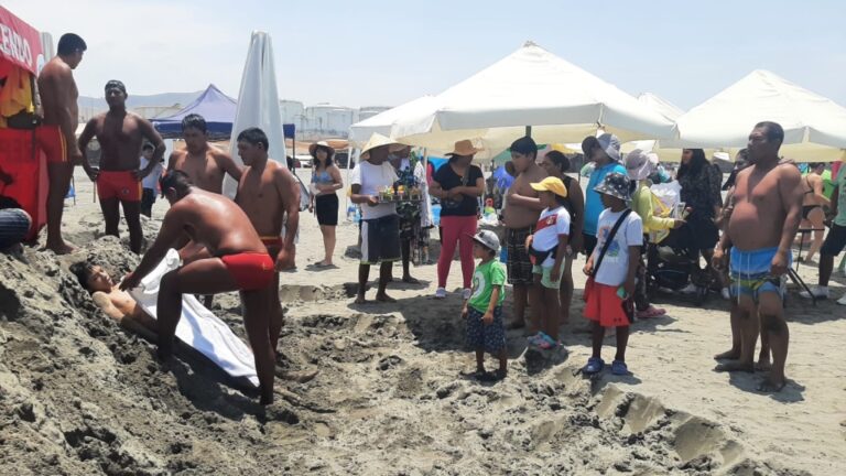 Rescatan a tres jóvenes de las aguas de la Tercera playa de Mollendo