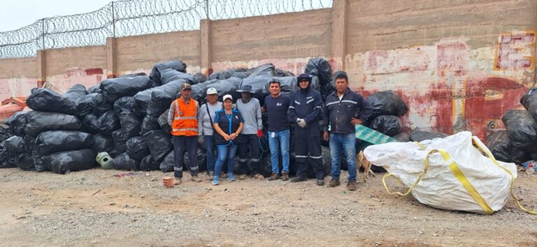 Matarani: entregan dos toneladas de botellas plásticas a recicladores
