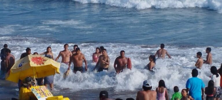 Cinco personas salvan de morir ahogadas en la playa Pozo de Lisas