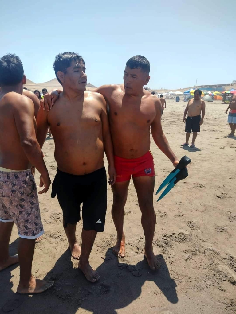 Salvataje PNP rescata a bañistas en peligro en la playa Pozo de Lisas 