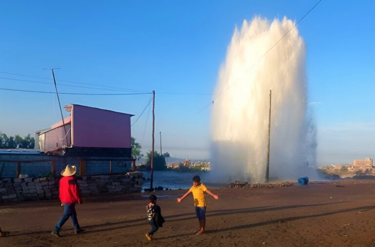 Tubería principal de agua potable se rompe y provoca gran aniego en Cerro Colorado