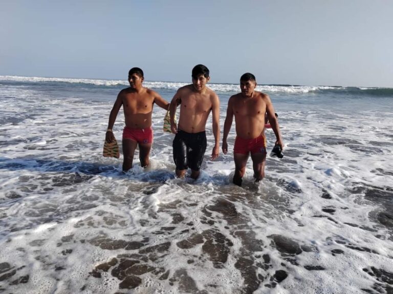 Hermanos son rescatados cuando eran arrastrados por corriente marina en la playa Pozo de Lisas