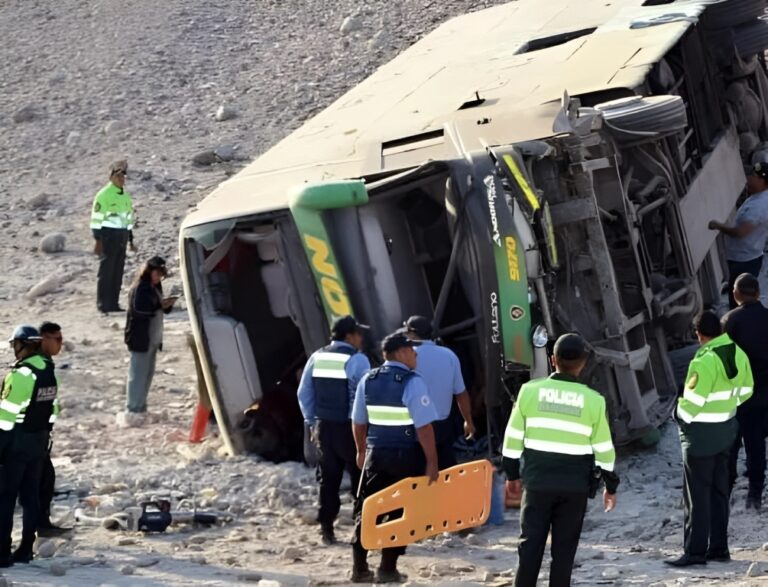 Un fallecido y múltiples heridos por caída de bus a barranco en Arequipa