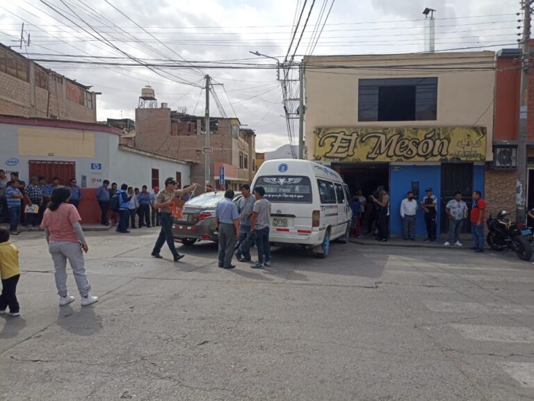 Moquegua: Dos vehículos colisionan y uno de ellos se estrella contra una pollería