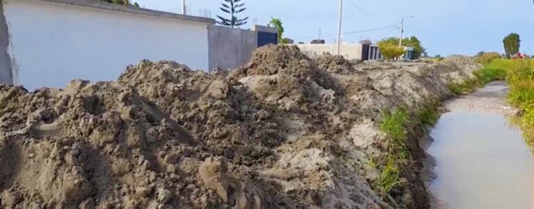 Agricultores de El Boquerón piden apoyo con maquinaria para desarenar canal