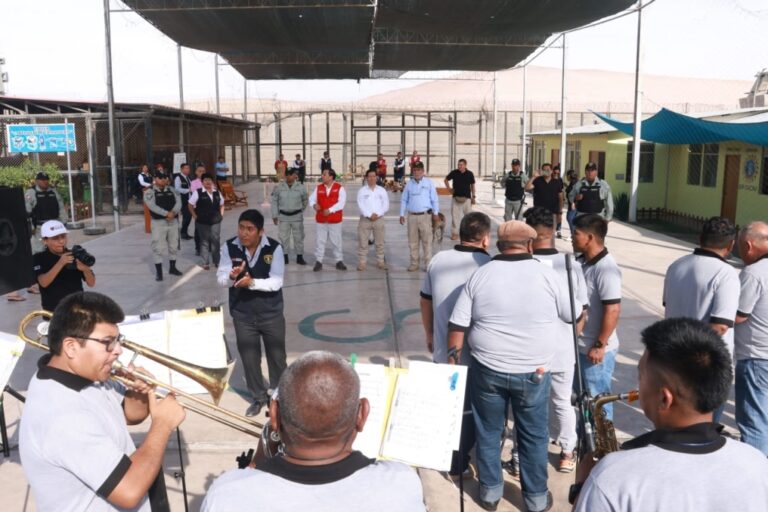 Tacna: ministro Arana supervisó talleres productivos del penal de varones y mujeres 