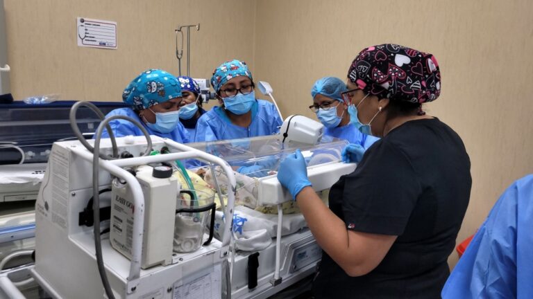 Hospital Regional de Moquegua atiende exitosamente nacimiento de trillizos prematuros