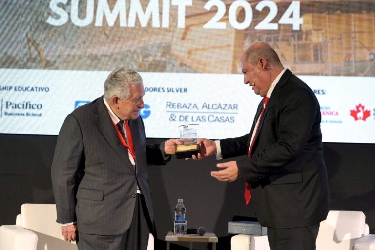 Otorgan reconocimiento a Oscar González Rocha por su trayectoria en la inversión minera en el Perú