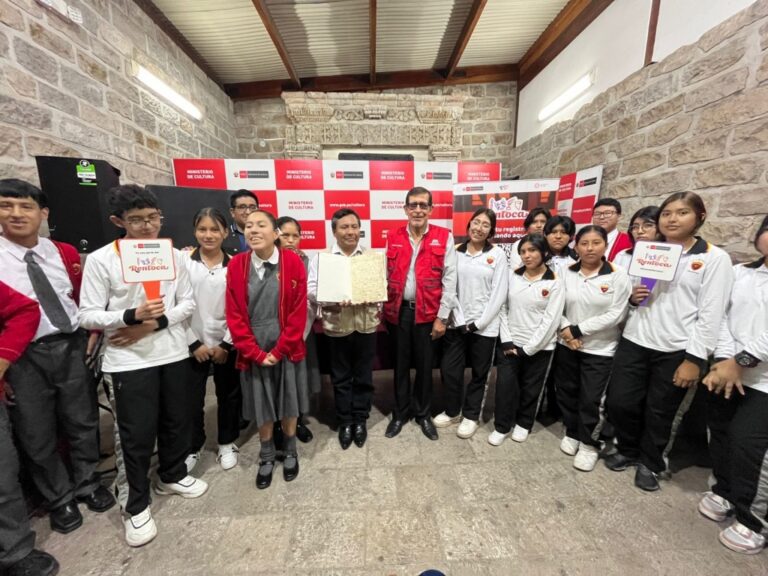 Presentan el libro con motivo de conmemorar el 199° aniversario de la Independencia del Perú en Moquegua