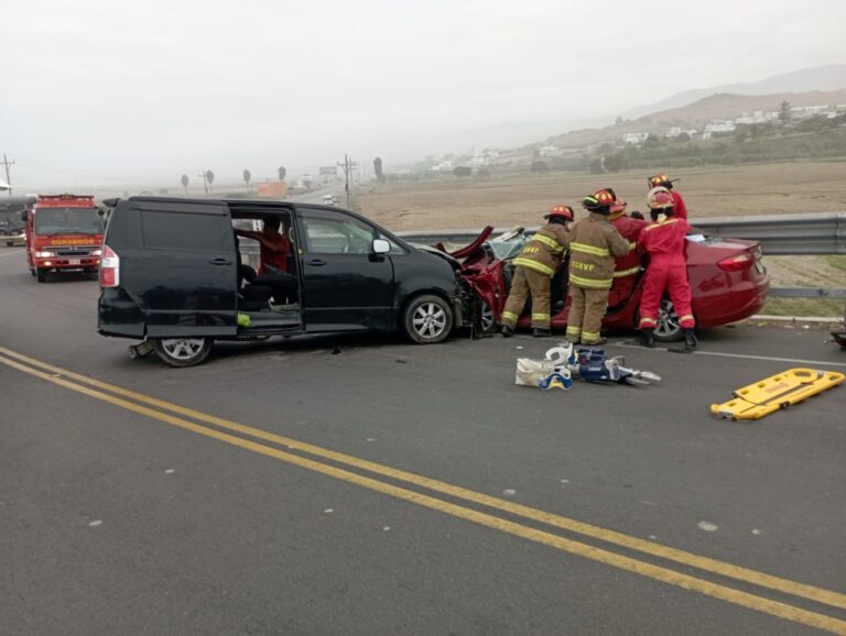 Tragedia en Islay: conductor de auto fallece tras impacto con minivan particular