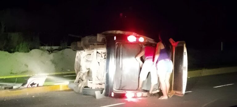 Vehículo termina de costado sobre la carretera tras accidente en Deán Valdivia