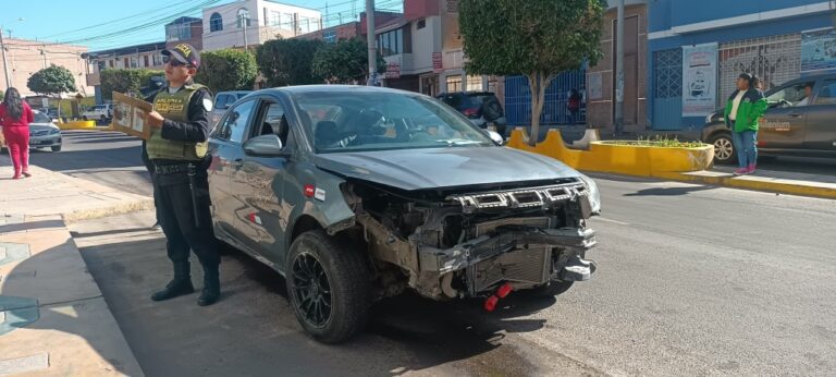 Automóvil se despista y estrella contra berma en la Av. Manuel C. de la Torre
