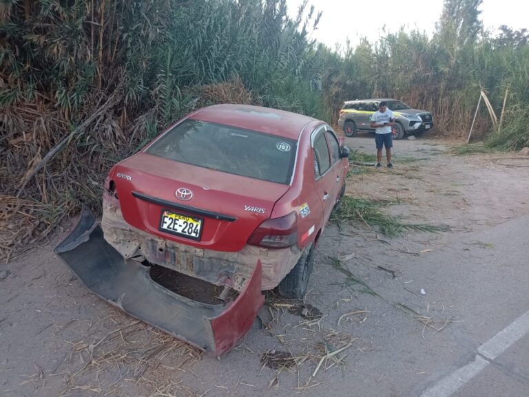 Automóvil se despista y choca contra un poste cerca del fundo Calaluna