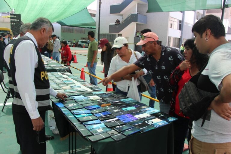 Exhiben más de mil celulares robados para ser devueltos a sus dueños