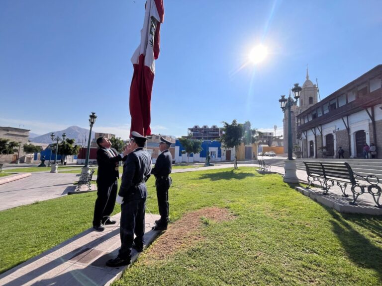 Realizan izamiento por el 88° aniversario de la creación política del departamento de Moquegua