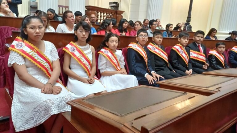 Niños de Moquegua reciben condecoración en el Congreso como “Patriotas del Bicentenario”