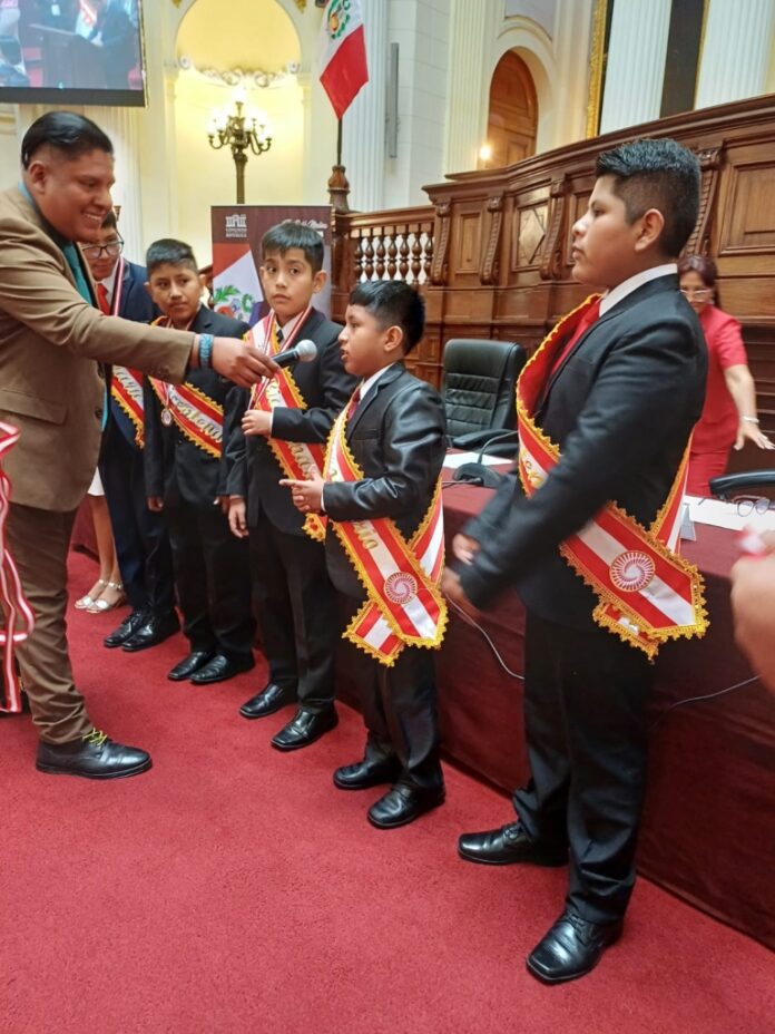 Niños De Moquegua Reciben Condecoración En El Congreso Como “patriotas 