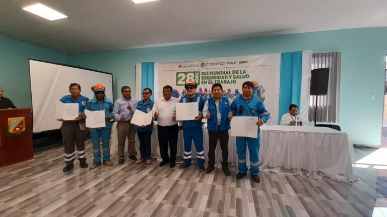 Realizan ceremonia de reconocimiento a trabajadores más seguros de las obras en el municipio de San Antonio