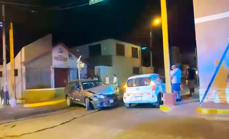 Dos taxis colectivos colisionan a la altura del parque Balta de Mollendo