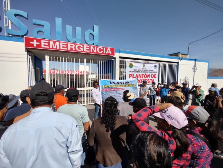 Asegurados rechazan la protesta de los trabajadores de EsSalud con un plantón