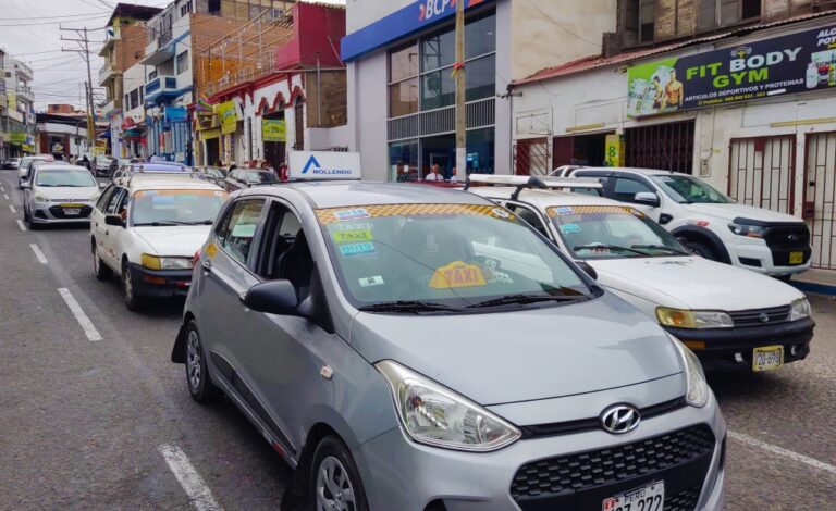 Van 300 tapasoles instalados a taxis colectivo en Mollendo