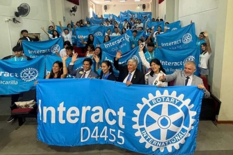 Conferencia en Mollendo: Jóvenes interactianos elaboran proyectos de servicio a la comunidad