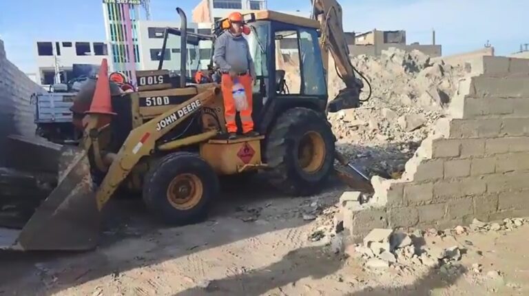 Trabajadores desocupados de construcción civil demandan empleo en obra de saneamiento en Miramar