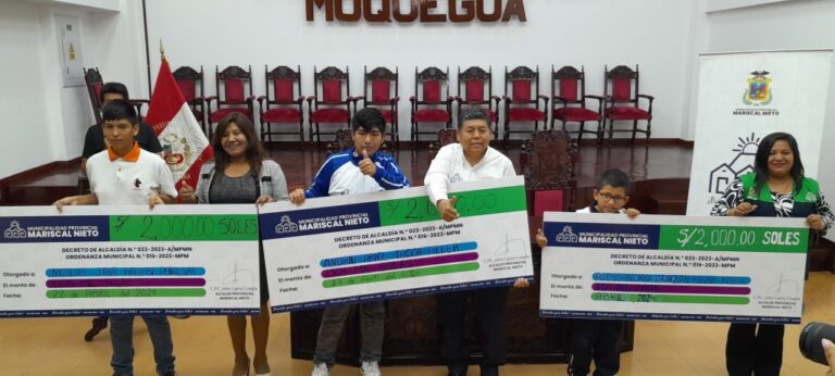 Entregan apoyo económico a ajedrecistas que participarán en el Campeonato Mundial en Lima 