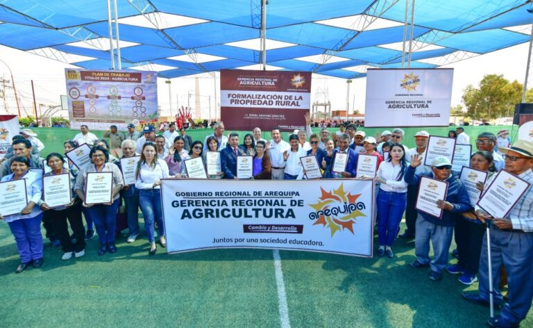 Formalización: 264 agricultores de Islay y Arequipa recibieron resoluciones del GRA