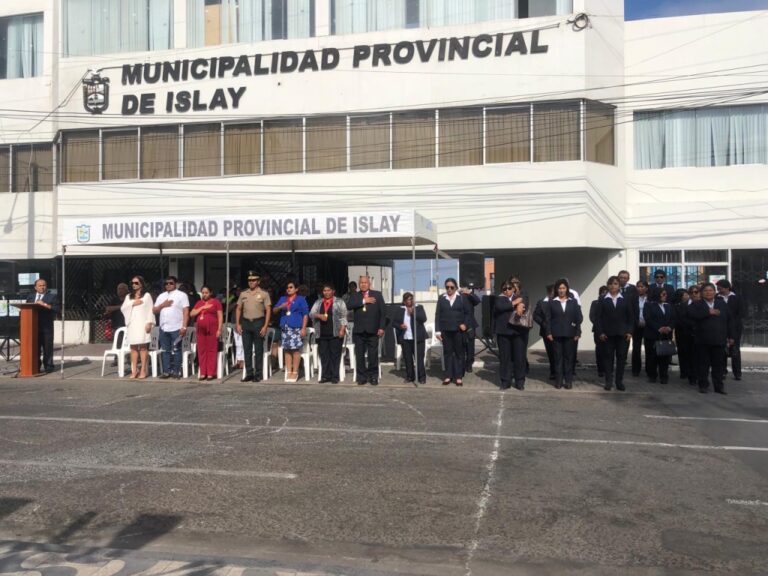 Trabajadores y subprefectos participaron de izamiento dominical en Mollendo