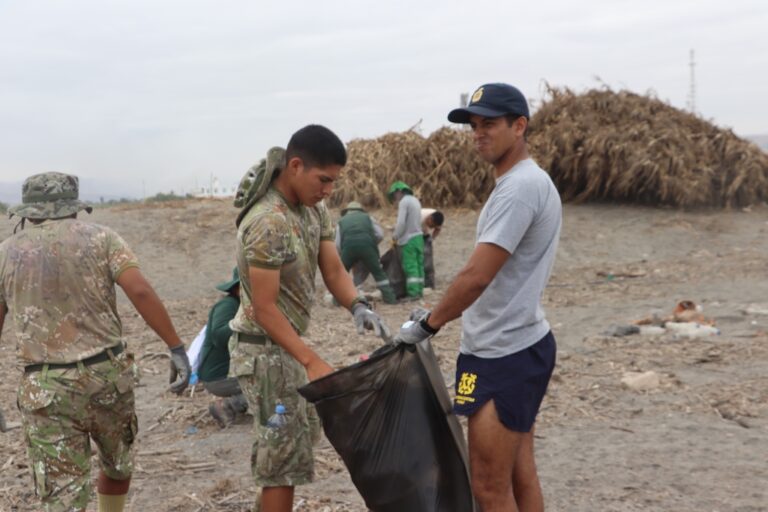 Limpian desembocadura del río Tambo en Catas