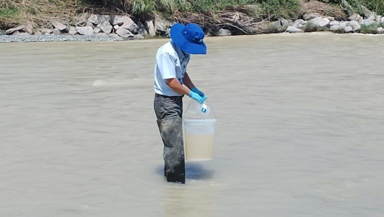 ANA realiza muestreo de aguas del río Tambo